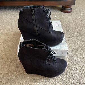 Black wedges